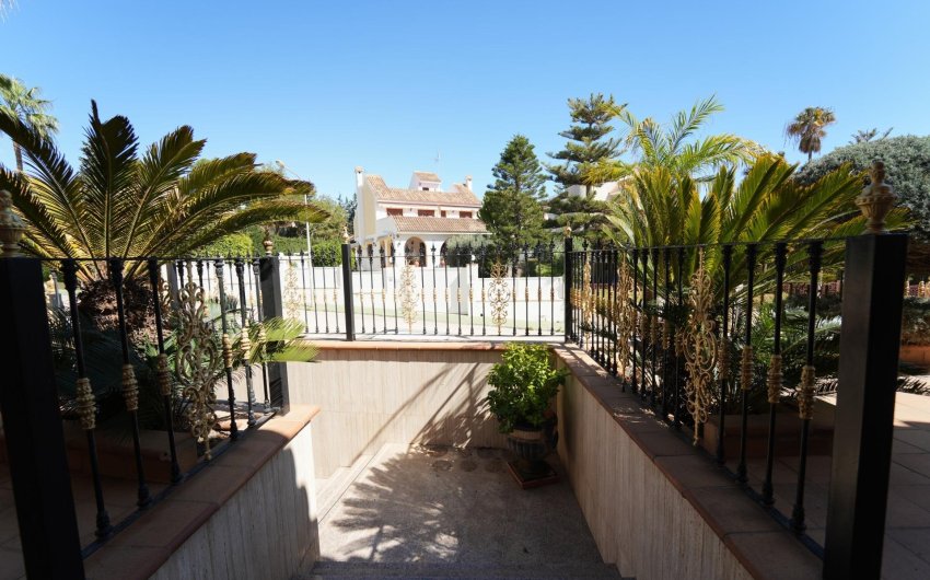 Resale - Villa -
Orihuela Costa - Campoamor