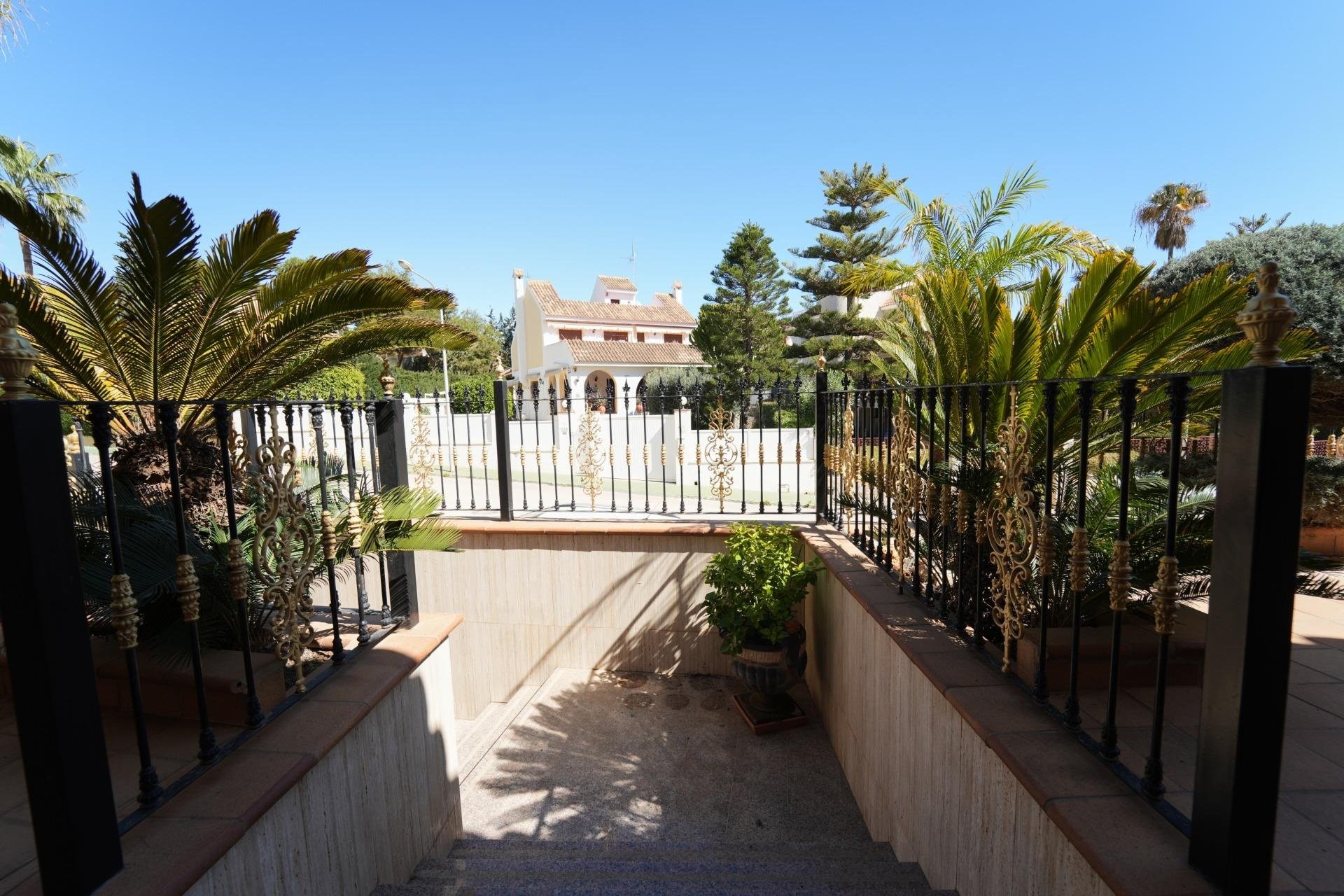 Resale - Villa -
Orihuela Costa - Campoamor