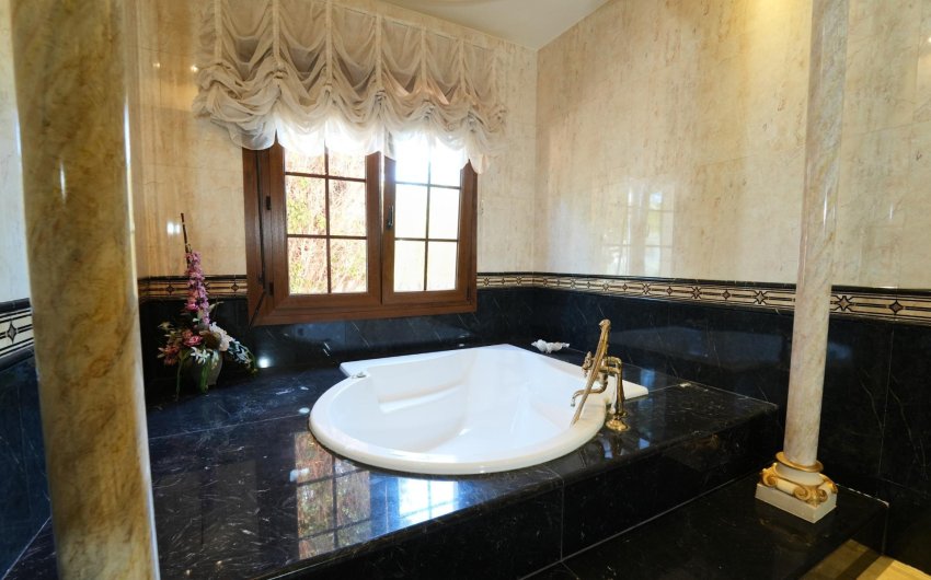 Resale - Villa -
Orihuela Costa - Campoamor