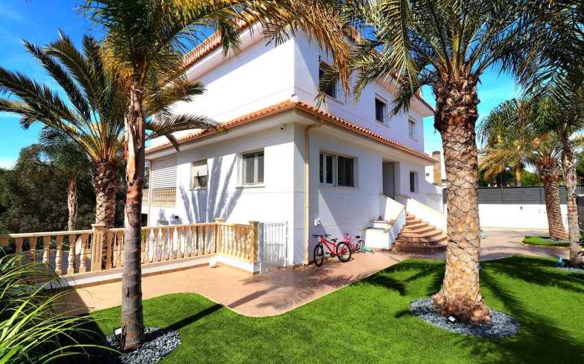 Resale - Villa -
Orihuela Costa - Campoamor