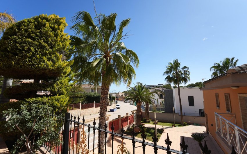 Resale - Villa -
Orihuela Costa - Campoamor