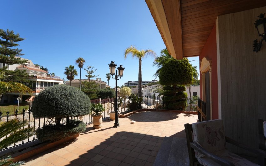 Resale - Villa -
Orihuela Costa - Campoamor
