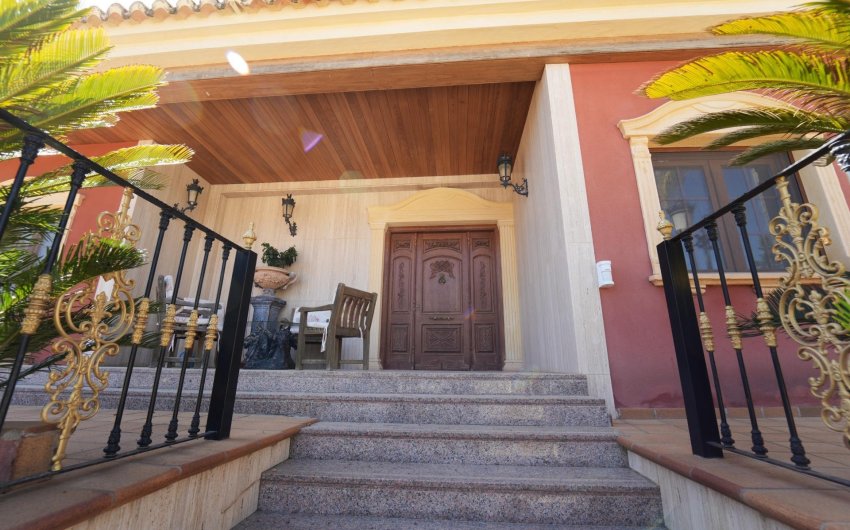 Resale - Villa -
Orihuela Costa - Campoamor