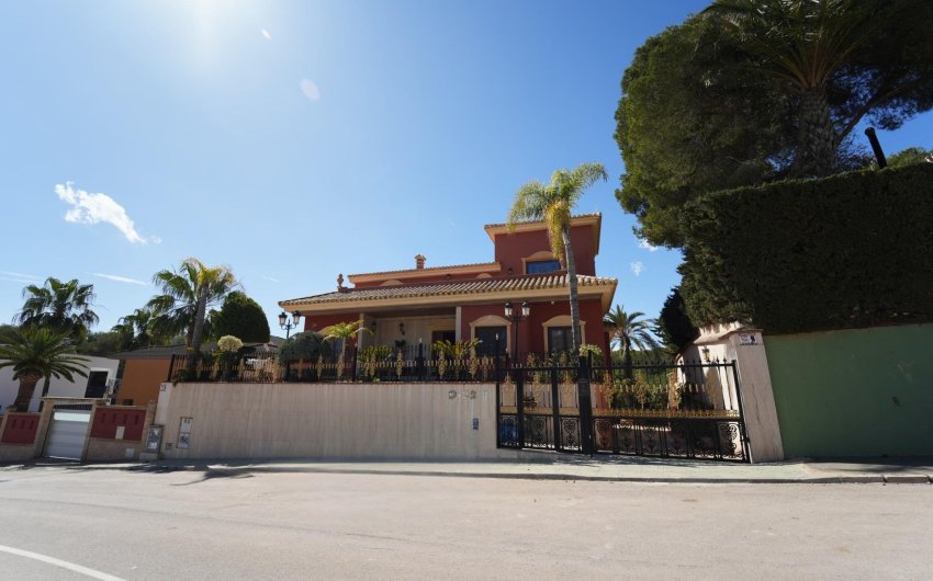 Resale - Villa -
Orihuela Costa - Campoamor