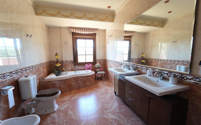 Resale - Villa -
Orihuela Costa - Campoamor