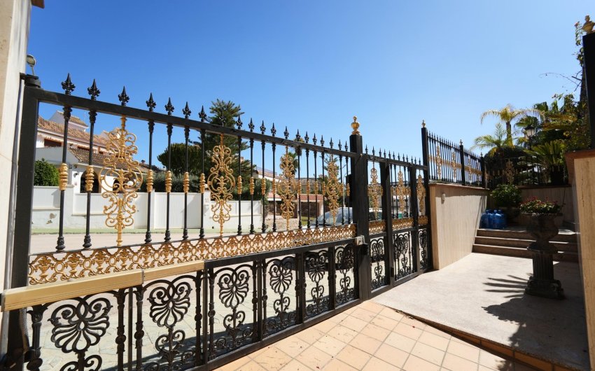 Resale - Villa -
Orihuela Costa - Campoamor
