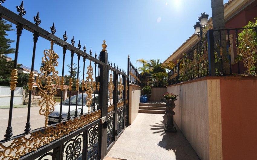 Resale - Villa -
Orihuela Costa - Campoamor