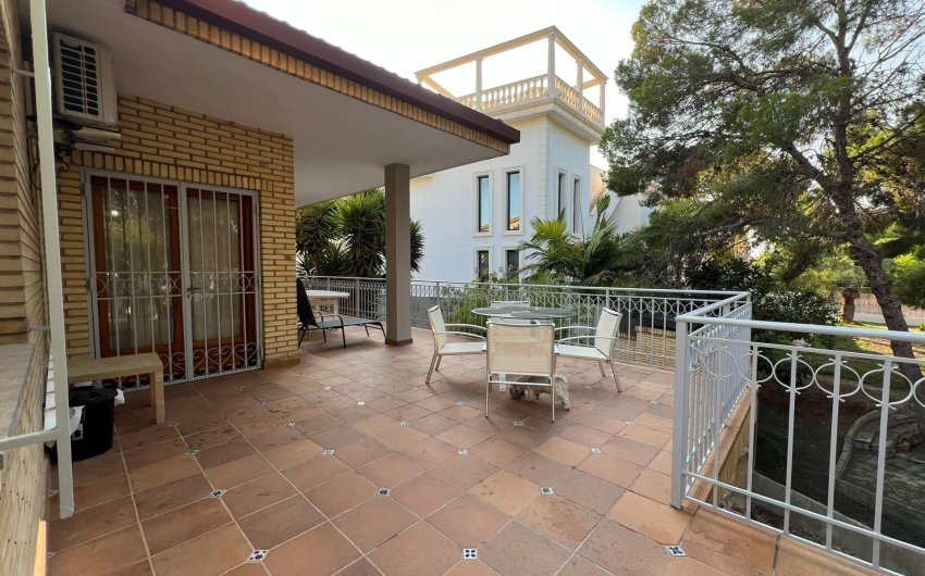 Resale - Villa -
Orihuela Costa - Campoamor