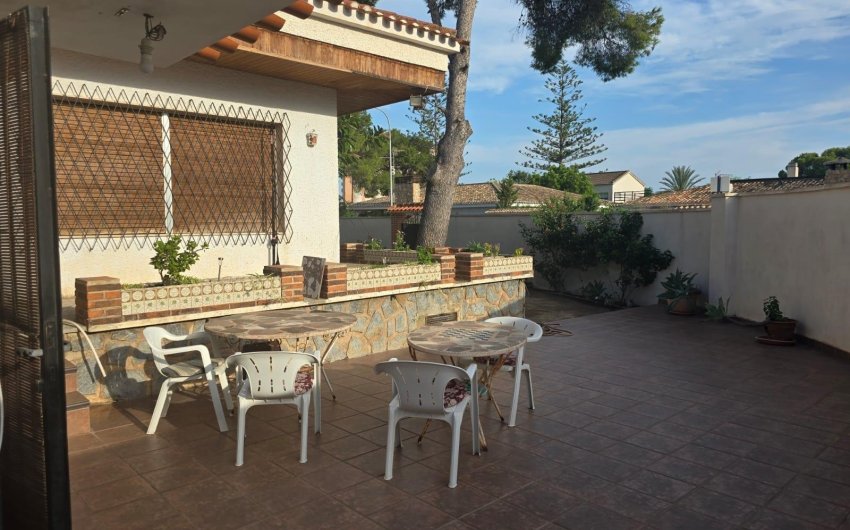 Resale - Villa -
Orihuela Costa - Campoamor