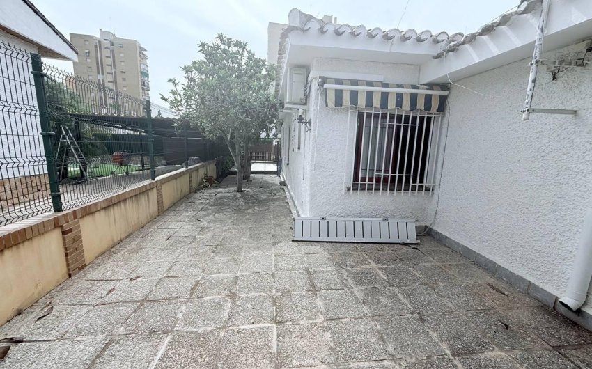 Resale - Villa -
Orihuela Costa - Campoamor