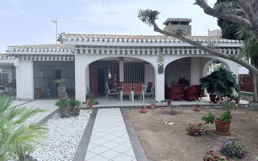 Resale - Villa -
Orihuela Costa - Campoamor