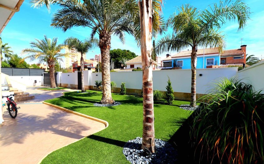 Resale - Villa -
Orihuela Costa - Campoamor