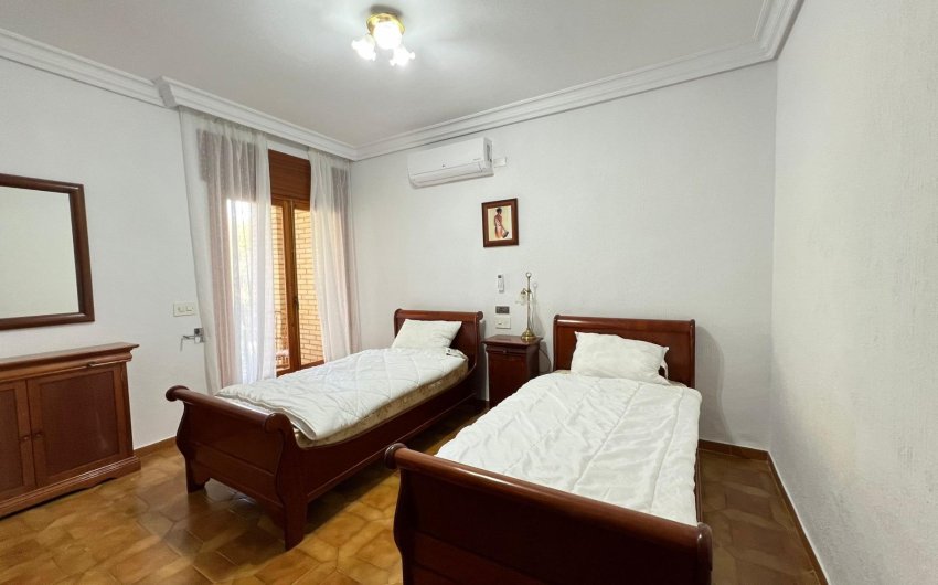 Resale - Villa -
Orihuela Costa - Campoamor