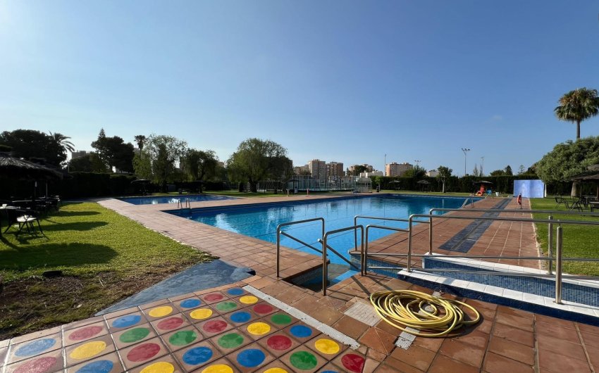 Resale - Villa -
Orihuela Costa - Campoamor