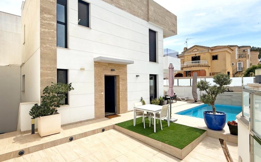Resale - Villa -
Orihuela Costa - Costa Blanca