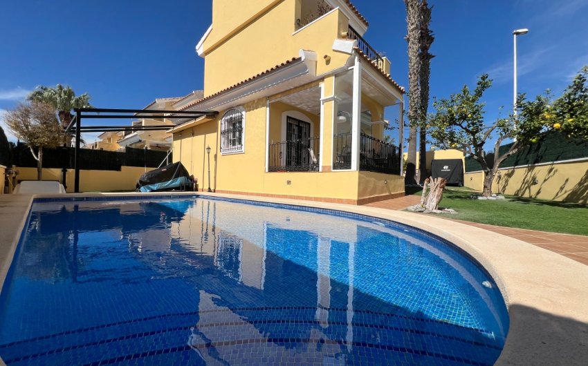 Resale - Villa -
Orihuela Costa - Costa Blanca