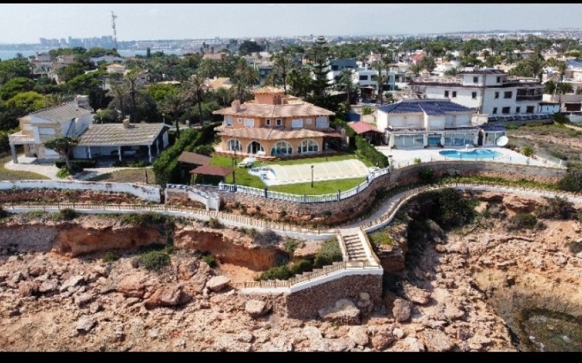 Resale - Villa -
Orihuela Costa - Costa Blanca