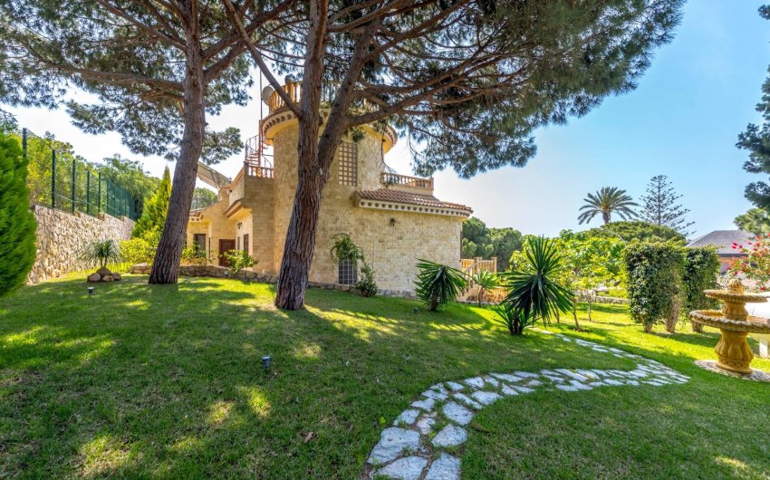 Resale - Villa -
Orihuela Costa - Costa Blanca