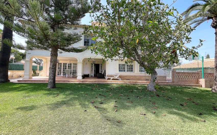 Resale - Villa -
Orihuela Costa - Costa Blanca