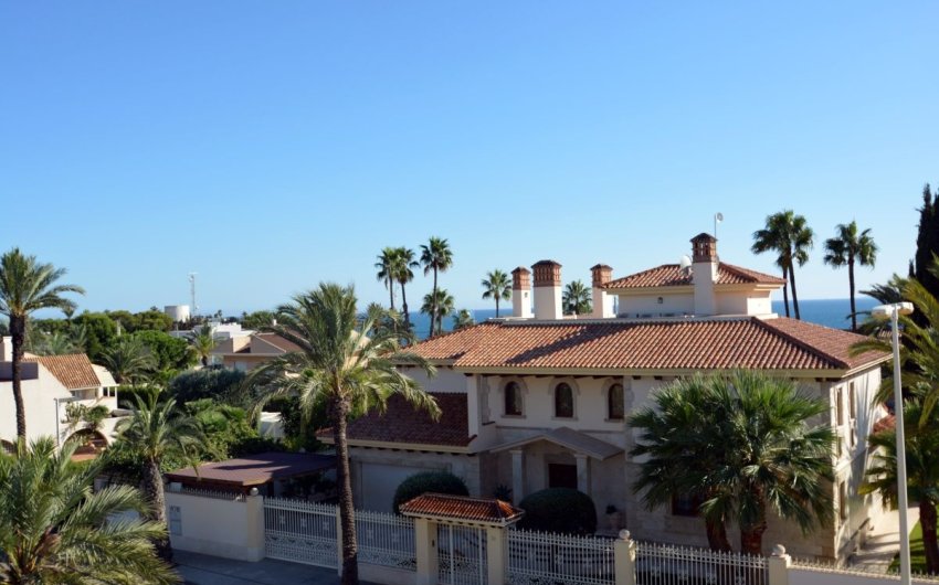 Resale - Villa -
Orihuela Costa - Costa Blanca