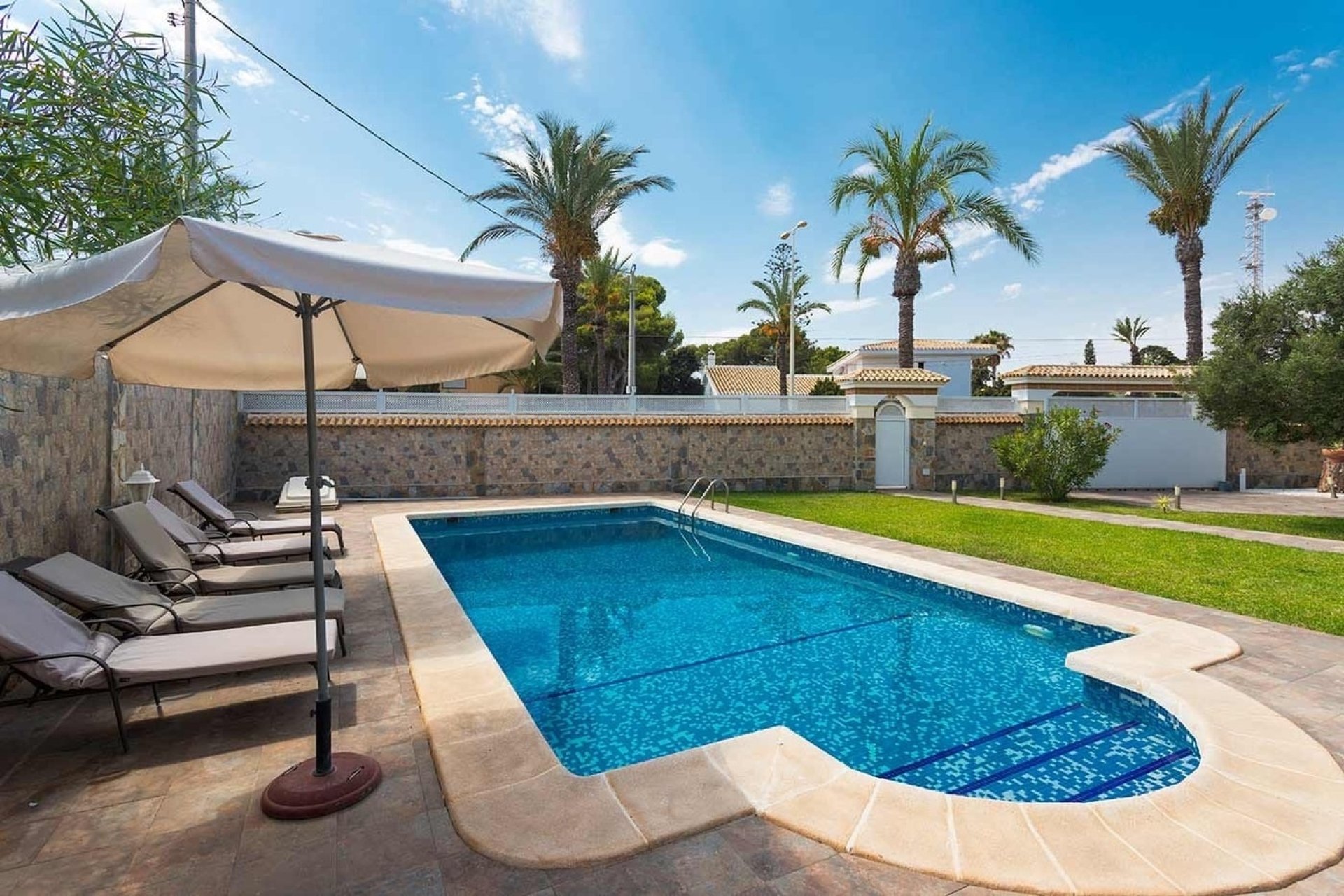 Resale - Villa -
Orihuela Costa - Costa Blanca