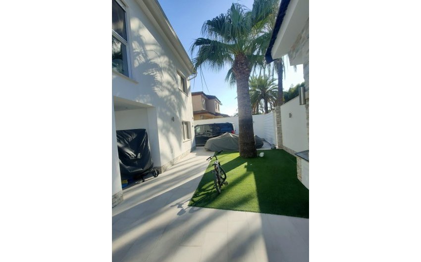 Resale - Villa -
Orihuela Costa - La Zenia