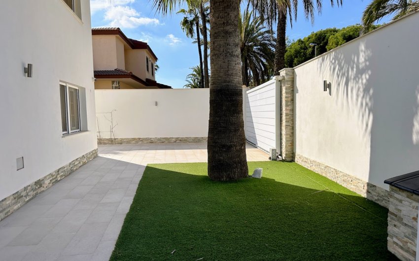 Resale - Villa -
Orihuela Costa - La Zenia