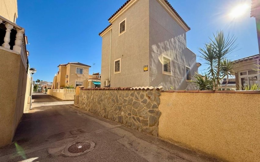 Resale - Villa -
Orihuela Costa - Playa Flamenca