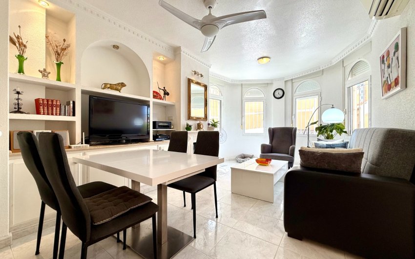 Resale - Villa -
Orihuela Costa - Villamartín