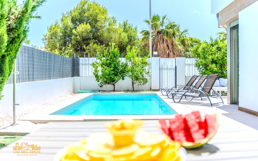 Resale - Villa -
Orihuela Costa - Villamartín