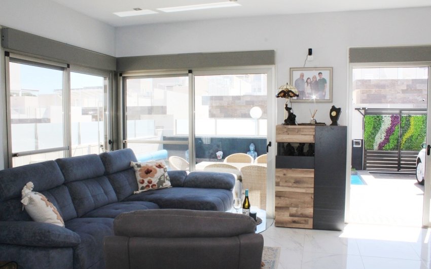 Resale - Villa -
Orihuela Costa - Villamartín