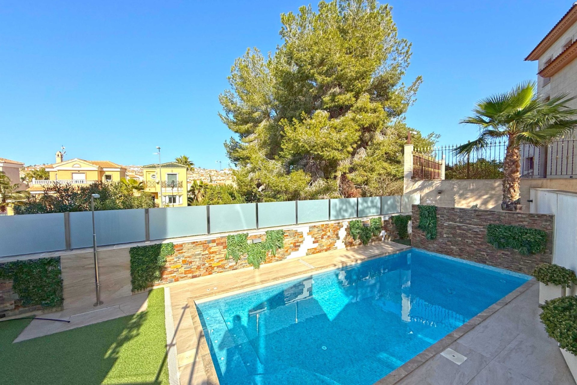 Resale - Villa -
Orihuela Costa - Villamartín