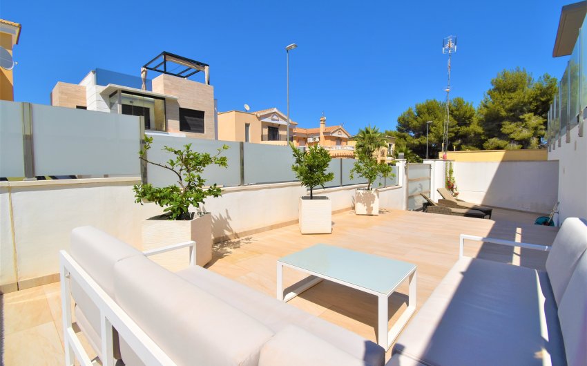 Resale - Villa -
Orihuela Costa - Villamartín