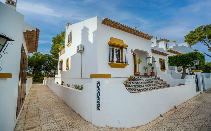 Resale - Villa -
Orihuela Costa - Villamartín