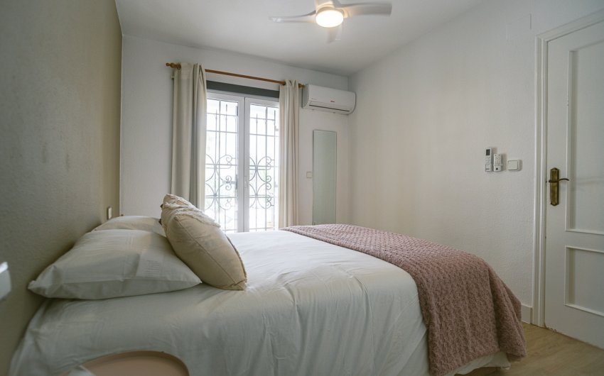 Resale - Villa -
Orihuela Costa - Villamartín