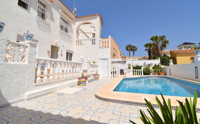 Resale - Villa -
Orihuela Costa - Villamartín