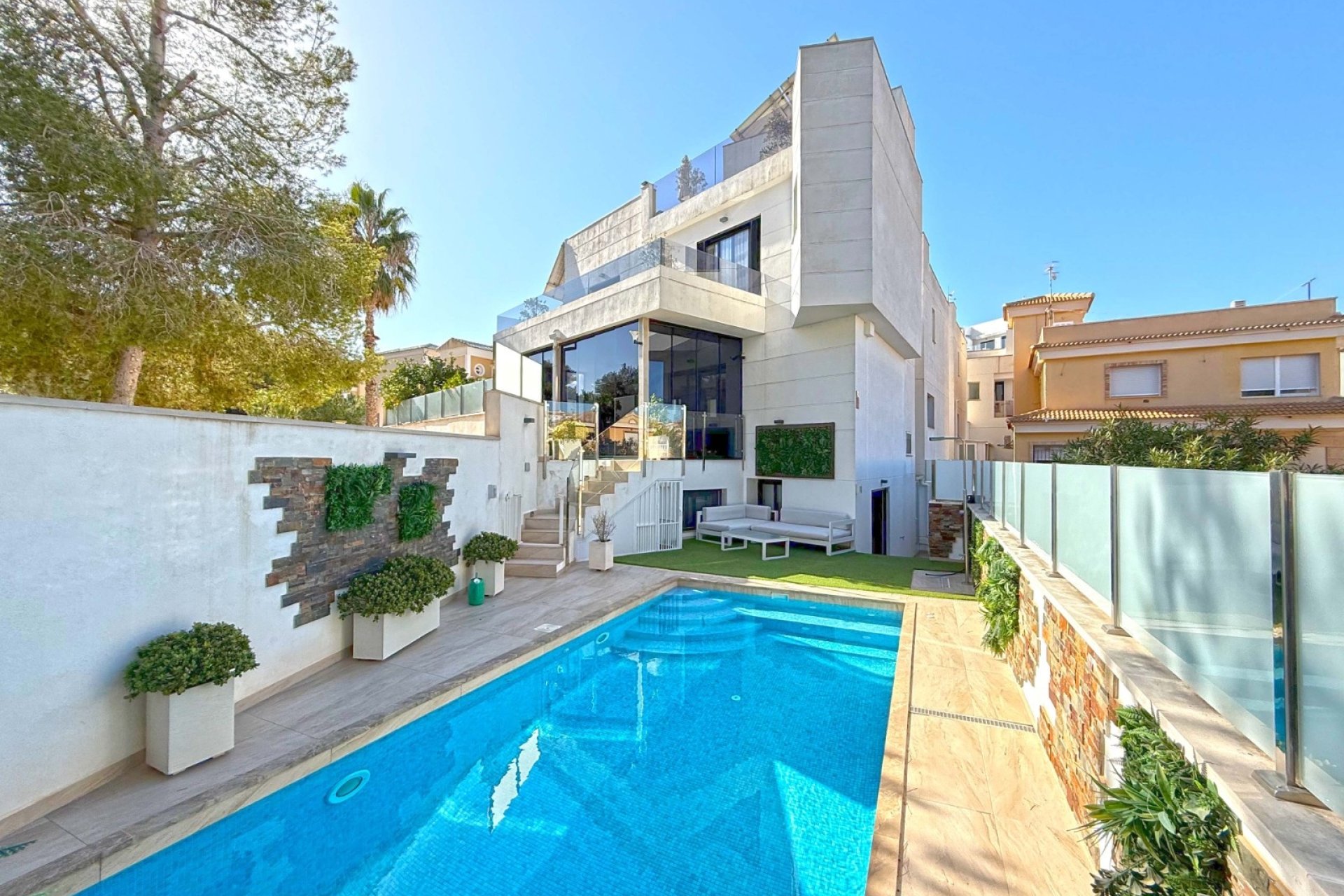 Resale - Villa -
Orihuela Costa - Villamartín