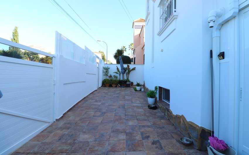 Resale - Villa -
Orihuela Costa - Villamartín