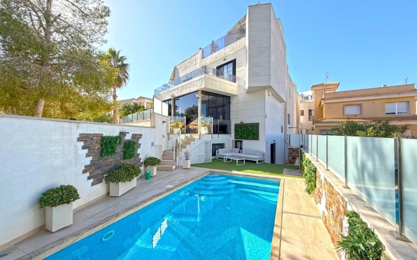 Resale - Villa -
Orihuela Costa - Villamartín