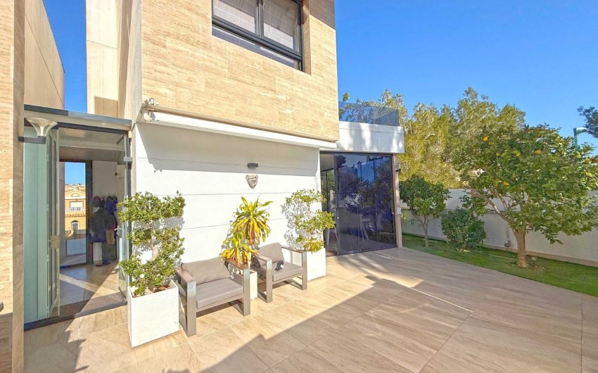 Resale - Villa -
Orihuela Costa - Villamartín