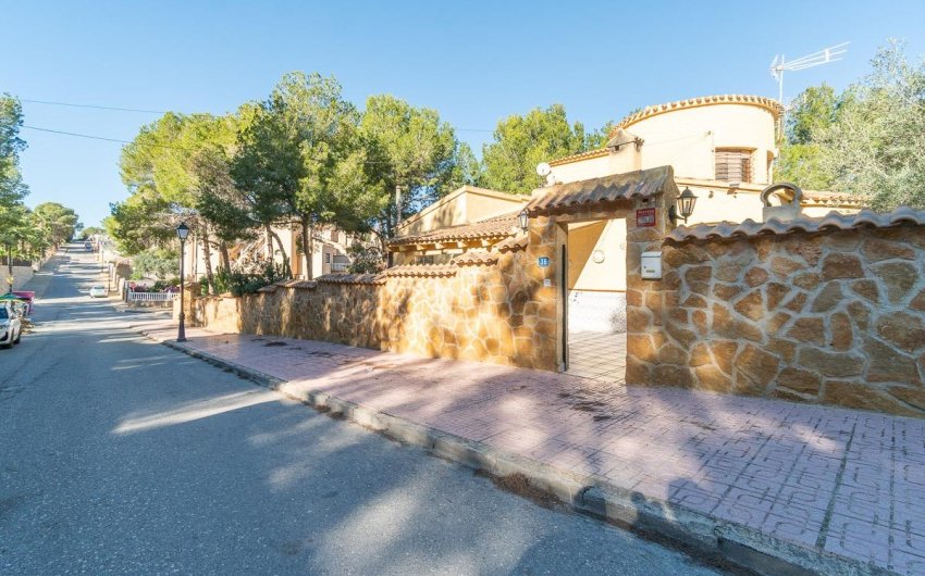 Resale - Villa -
Orihuela Costa - Villamartín