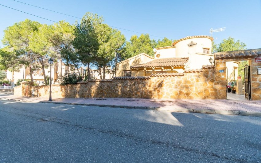 Resale - Villa -
Orihuela Costa - Villamartín