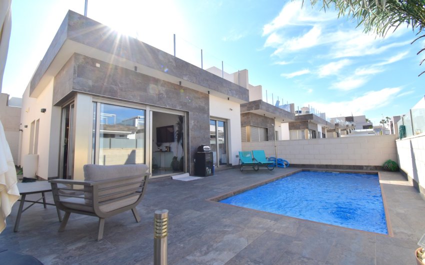 Resale - Villa -
Orihuela Costa - Villamartín