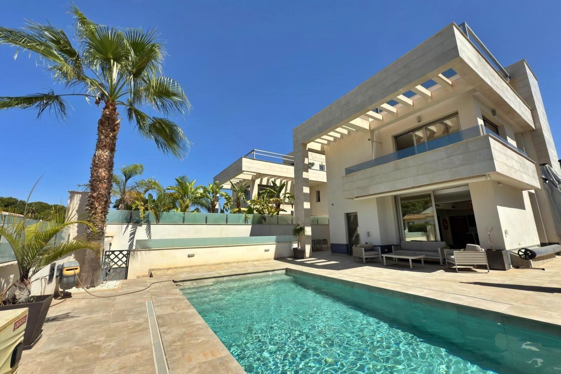 Resale - Villa -
Orihuela Costa - Villamartín