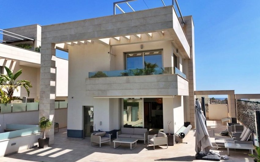Resale - Villa -
Orihuela Costa - Villamartín