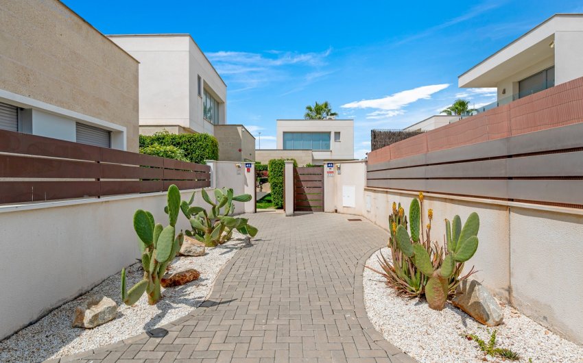 Resale - Villa -
Orihuela Costa - Vistabella