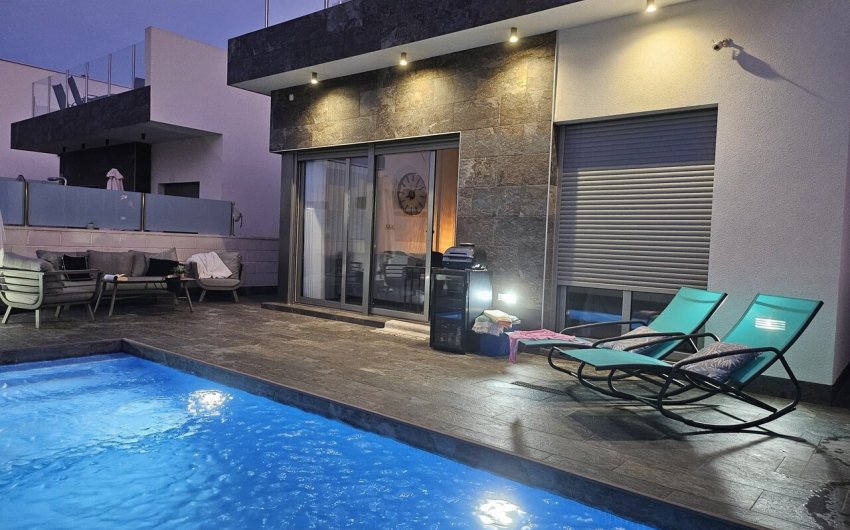 Resale - Villa -
Pau 26 - Villamartin