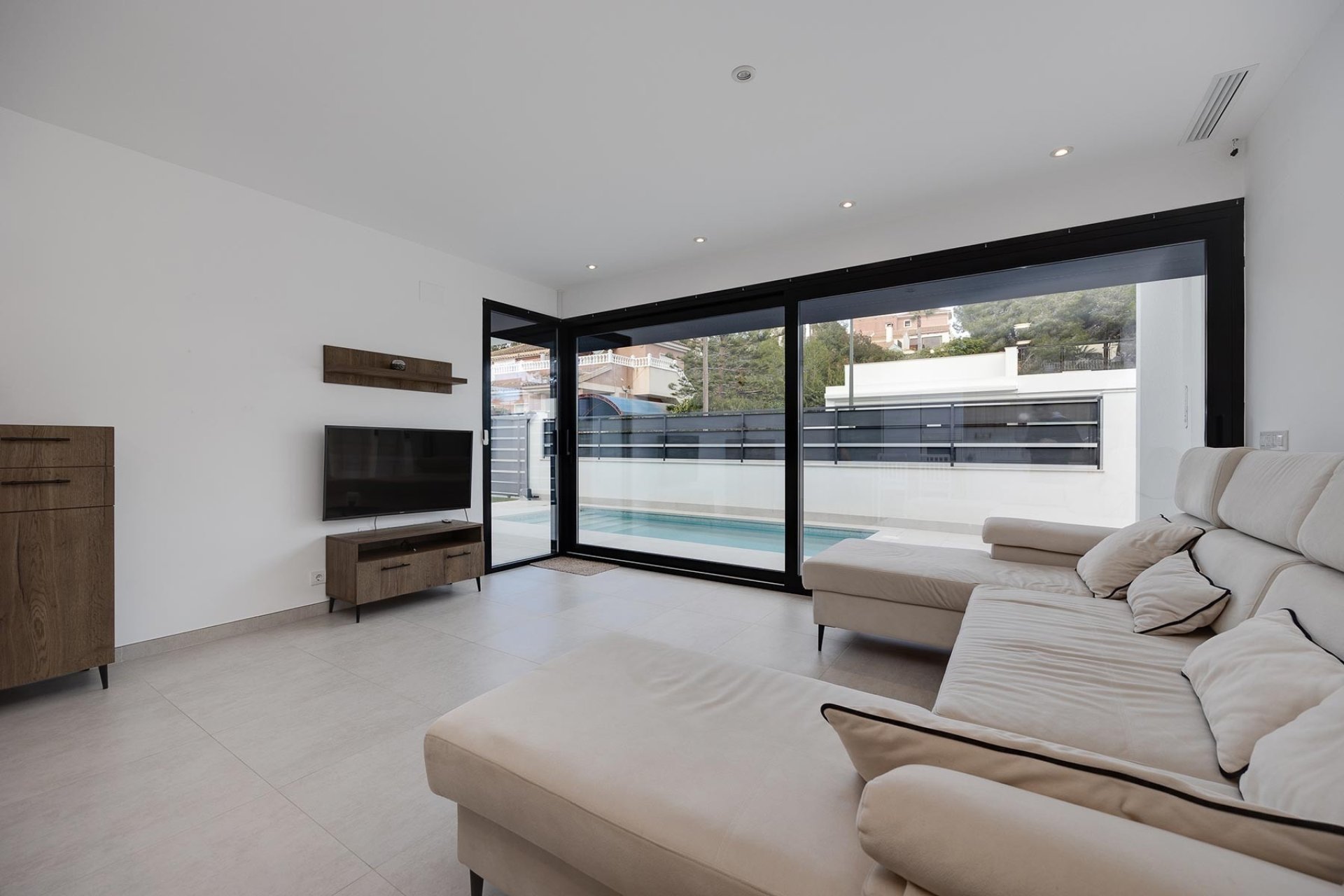 Resale - Villa -
Pinar de Campoverde - Inland