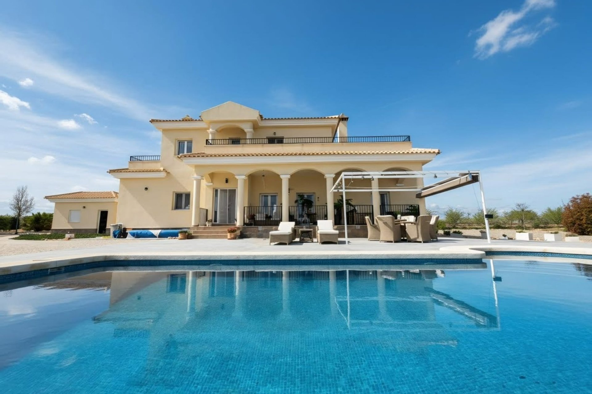 Resale - Villa -
Pinoso - Inland