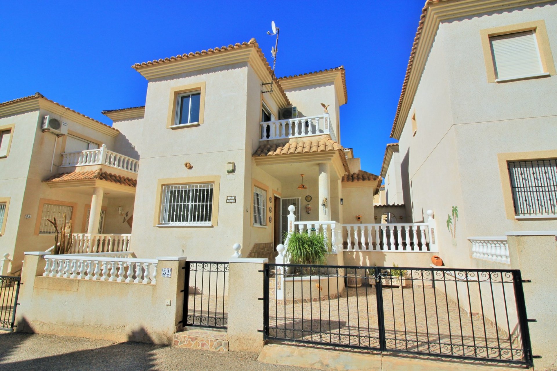 Resale - Villa -
Playa Flamenca